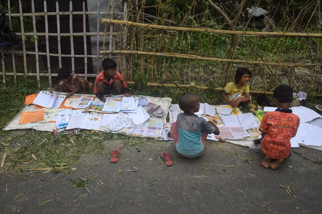 Trẻ em phơi sách vở tại vùng Midnapore, Tây Bengal ngày 21.5 - Ảnh AFP