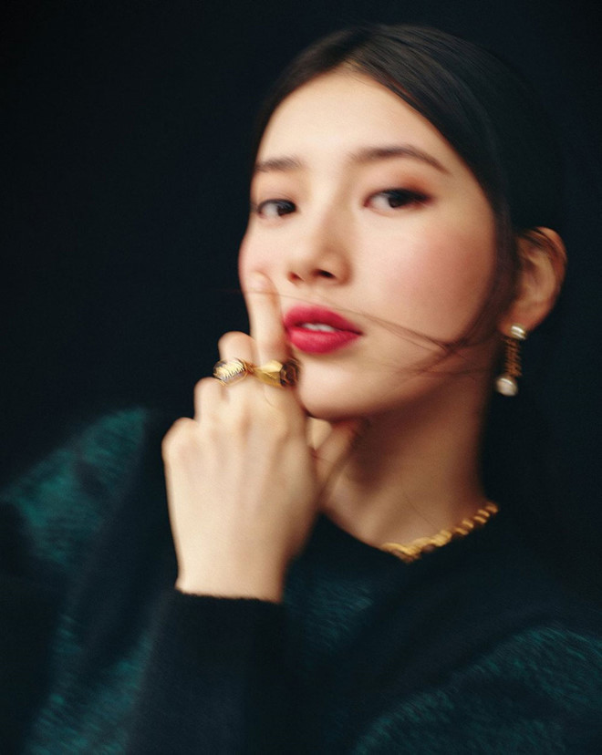 Nữ diễn viên Suzy tiếp tục chứng minh rằng cô là một trong những biểu tượng thời trang tiêu biểu của thế hệ trẻ Hàn Quốc khi khoác lên mình những món đồ và phụ kiện thời trang Dior cổ điển trên tạp chí Vogue số mới nhất ẢNH: VOGUE KOREA