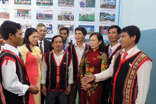 Trao đổi về công tác xây dựng đội ngũ dân tộc thiểu số. Ảnh: T.N