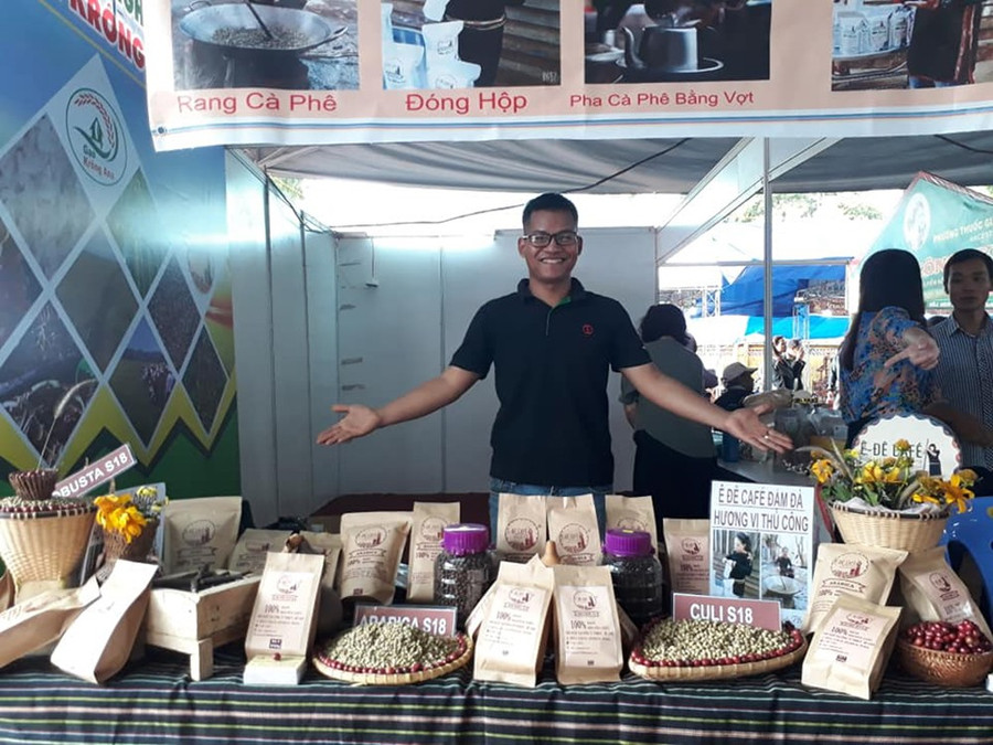  Chàng trai người Ê Đê Y Pốt Niê và những sản phẩm cà phê riêng biệt. Ảnh: HỮU LONG