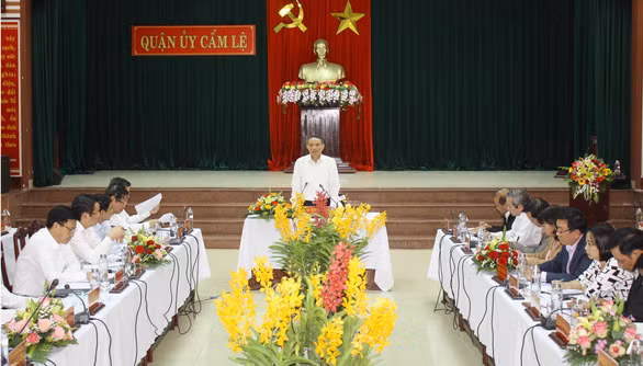 Lãnh đạo Thành ủy Đà Nẵng trong cuộc làm việc với Ban Thường vụ Quận ủy Cẩm Lệ vào đầu năm 2020 - Ảnh: QCL