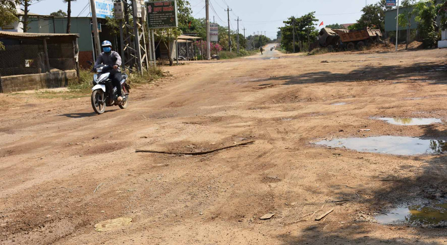 Người dân rất vất vả khi lưu thông trên tuyến đường này. Ảnh: Hà Phương