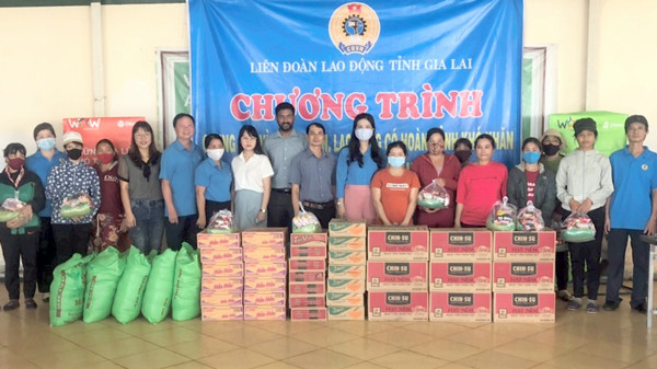 Liên đoàn Lao động tỉnh tặng quà cho công nhân, lao động nghèo. Ảnh: Đinh Yến Liên đoàn Lao động tỉnh tặng quà cho công nhân, lao động nghèo. Ảnh: Đinh Yến