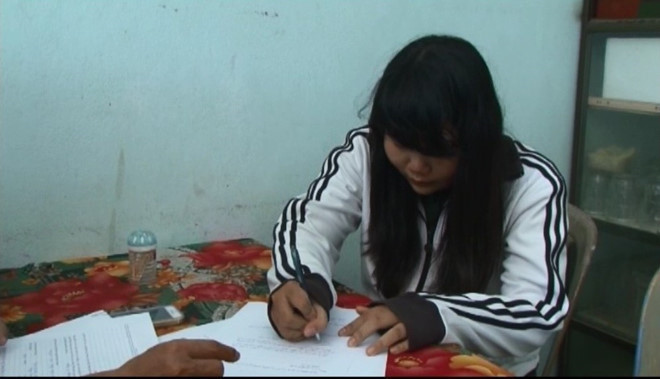 Thảo bị bắt năm 2014 về hành vi lừa qua mạng - ẢNH: NGUYỄN TÚ  Thảo bị bắt năm 2014 về hành vi lừa qua mạng - ẢNH: NGUYỄN TÚ