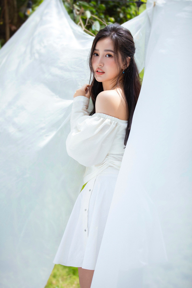 Người đẹp tạo dáng khoe vẻ đẹp không tì vết ở nhiều góc chụp khác nhau khiến người đối diện khó có thể rời mắt.