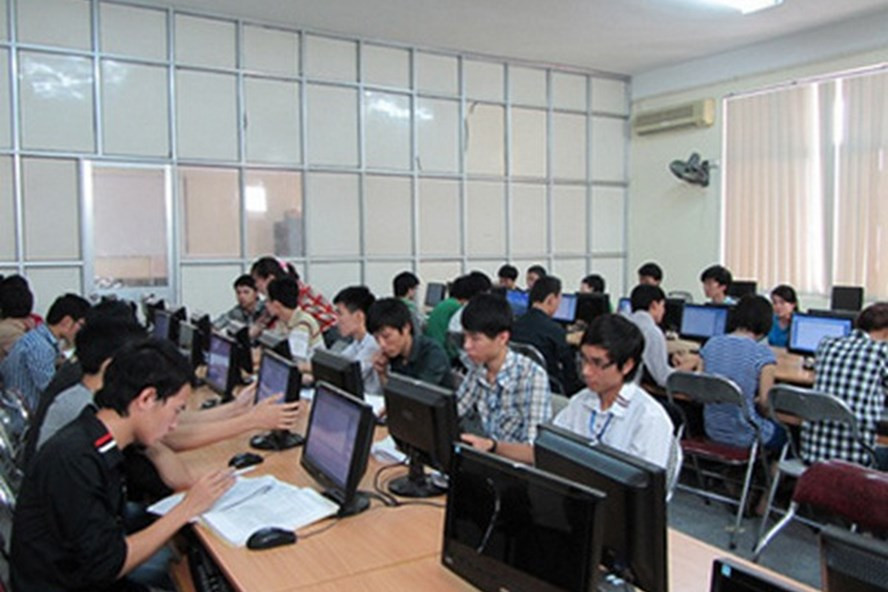 Đào tạo thực hành lý thuyết tại trung tâm đào tạo lái xe VOV. Ảnh T.Hưng