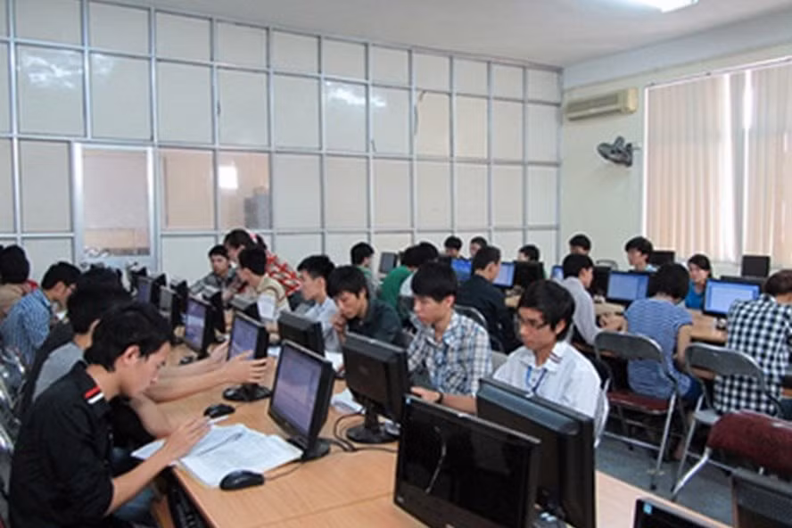 Đào tạo thực hành lý thuyết tại trung tâm đào tạo lái xe VOV. Ảnh T.Hưng