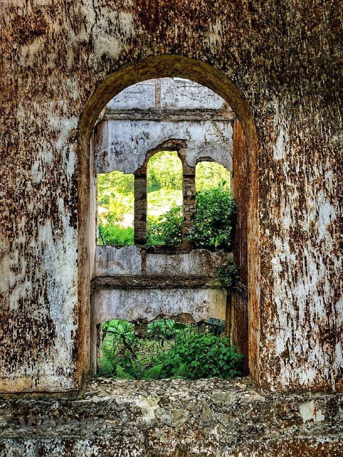 Từng mảng tường, ô cửa sổ phủ lớp rêu dày nhưng vẫn vô cùng kiên cố. Dấu ấn thời gian in đậm trên mỗi bờ tường, viên gạch… (Ảnh: Xuân Mai/Vietnam+)Từng mảng tường, ô cửa sổ phủ lớp rêu dày nhưng vẫn vô cùng kiên cố. Dấu ấn thời gian in đậm trên mỗi bờ tường, viên gạch… (Ảnh: Xuân Mai/Vietnam+) Từng mảng tường, ô cửa sổ phủ lớp rêu dày nhưng vẫn vô cùng kiên cố. Dấu ấn thời gian in đậm trên mỗi bờ tường, viên gạch… (Ảnh: Xuân Mai/Vietnam+)Từng mảng tường, ô cửa sổ phủ lớp rêu dày nhưng vẫn vô cùng kiên cố. Dấu ấn thời gian in đậm trên mỗi bờ tường, viên gạch… (Ảnh: Xuân Mai/Vietnam+)