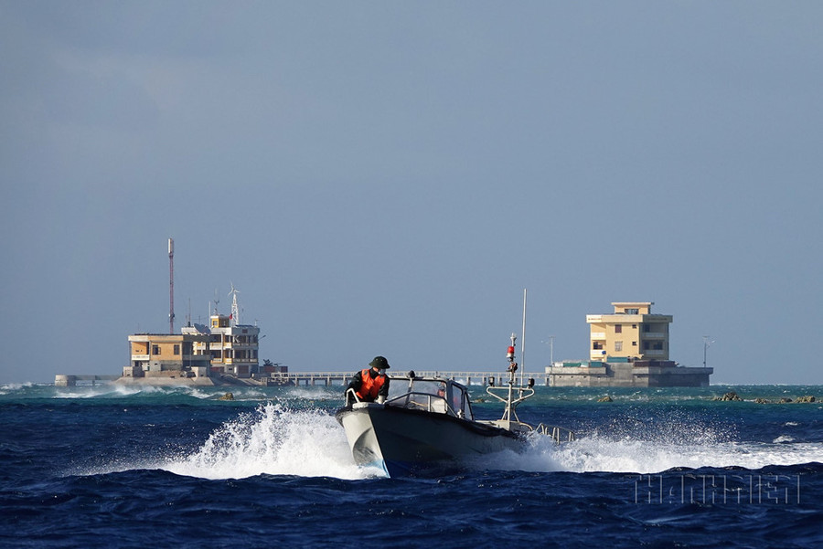Xuồng CQ của đảo chìm ngoài Trường Sa làm nhiệm vụ xua đuổi các tàu thuyền vi phạm - Ảnh: Mai Thanh Hải