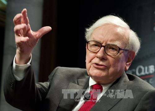 Ở tuổi 89, Warren Buffett vẫn tiếp tục điều hành Berkshire Hathaway, tập đoàn đầu tư sở hữu hơn 60 công ty. Ảnh: TTXVN  Ở tuổi 89, Warren Buffett vẫn tiếp tục điều hành Berkshire Hathaway, tập đoàn đầu tư sở hữu hơn 60 công ty. Ảnh: TTXVN