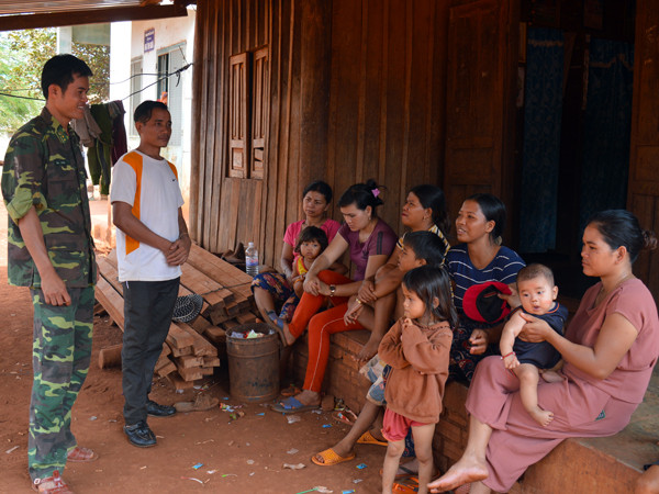 Đảng viên Biên phòng luôn gần dân, sát dân và tuyên truyền, vận động. Ảnh: A.H