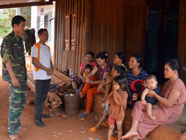 Đảng viên Biên phòng luôn gần dân, sát dân và tuyên truyền, vận động. Ảnh: A.H