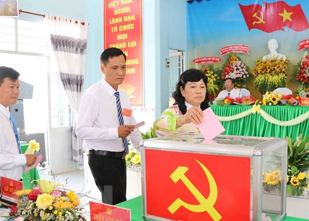 Các đại biểu trực tiếp bỏ phiếu bầu Ban Thường vụ, Bí thư và Phó Bí thư cấp ủy tại Đại hội Đảng bộ xã Phú Hưng (huyện Cái Nước, tỉnh Cà Mau). (Ảnh: Huỳnh Thế Anh/TTXVN) Các đại biểu trực tiếp bỏ phiếu bầu Ban Thường vụ, Bí thư và Phó Bí thư cấp ủy tại Đại hội Đảng bộ xã Phú Hưng (huyện Cái Nước, tỉnh Cà Mau). (Ảnh: Huỳnh Thế Anh/TTXVN)