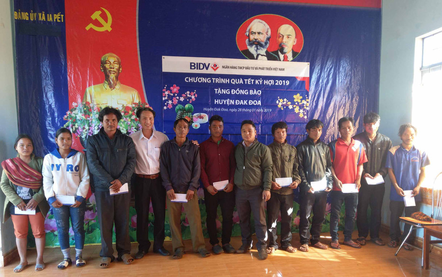 Hàng năm, BIDV Phố Núi đều có các hoạt động an sinh xã hội, đem lại lợi ích cho cộng đồng, góp phần cải thiện chất lượng cuộc sống của người dân. Ảnh: Sơn Ca