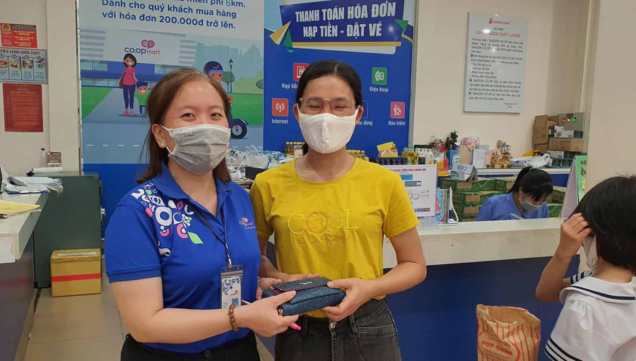 Chị Thảo hoàn trả tài sản cho khách hàng đánh rơi. Ảnh: Vũ Thảo