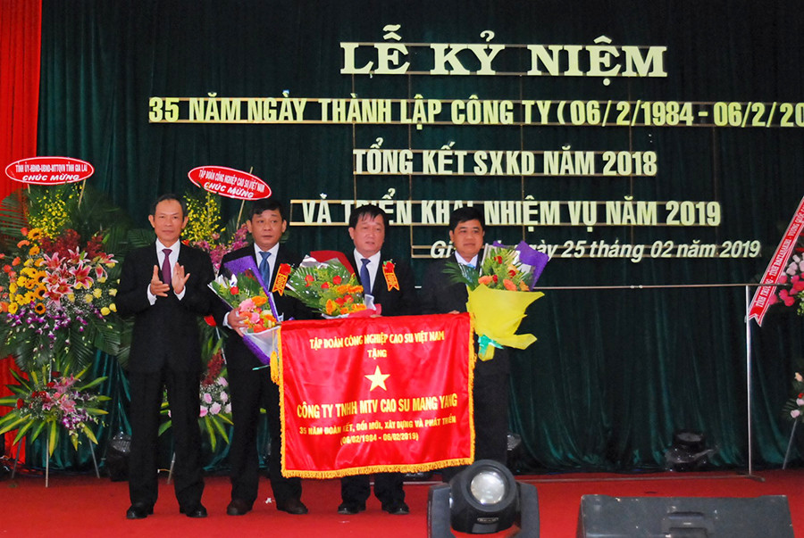 Tập đoàn Công nghiệp Cao su Việt Nam tặng cờ thi đua cho Công ty Cao su Mang Yang nhân Kỷ niệm 35 năm thành lập. Ảnh: Đinh Yến Tập đoàn Công nghiệp Cao su Việt Nam tặng cờ thi đua cho Công ty Cao su Mang Yang sau 35 năm thành lập. Ảnh: Đinh Yến