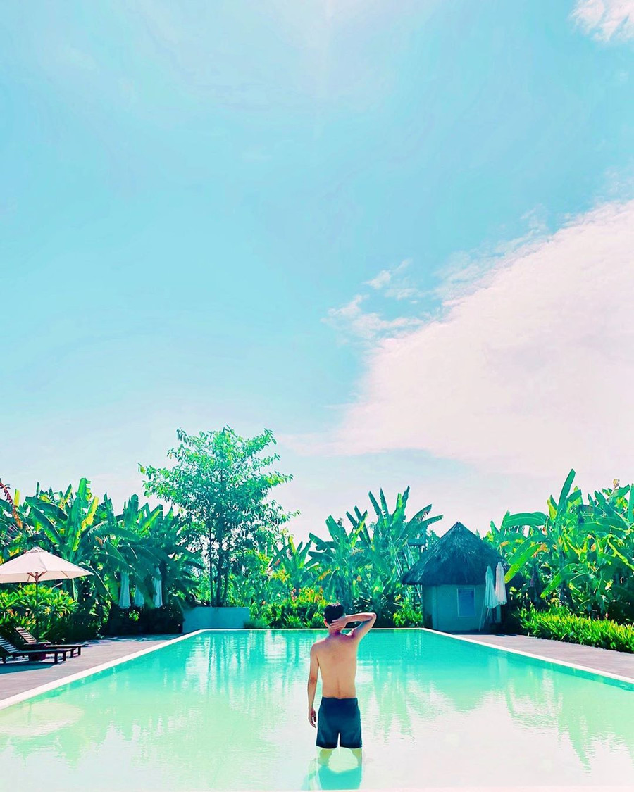 Hồ Quang Hiếu tranh thủ chụp ảnh tại bể bơi: “Em thấy không? Tất cả vẫn bình yên. Sau bão tố là êm đềm và bầu trời đầy nắng”. Hồ Quang Hiếu tranh thủ chụp ảnh tại bể bơi: “Em thấy không? Tất cả vẫn bình yên. Sau bão tố là êm đềm và bầu trời đầy nắng”.