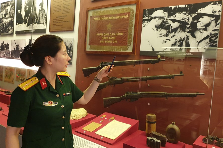  Trung úy Trịnh Thu Hà kể về bức ảnh Bác Hồ trao huy hiệu cho nhiều cán bộ chiến sĩ lập nhiều chiến công trong chiến dịch Điện Biên Phủ. Ảnh: Phạm Đông
