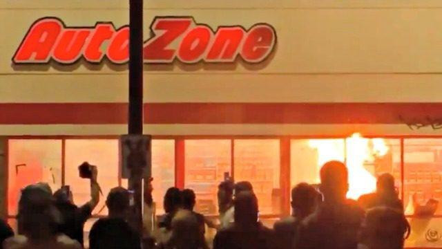  Một cửa hàng bị đốt cháy gần khu vực biểu tình. Ảnh: Twitter