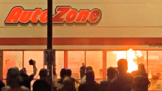  Một cửa hàng bị đốt cháy gần khu vực biểu tình. Ảnh: Twitter