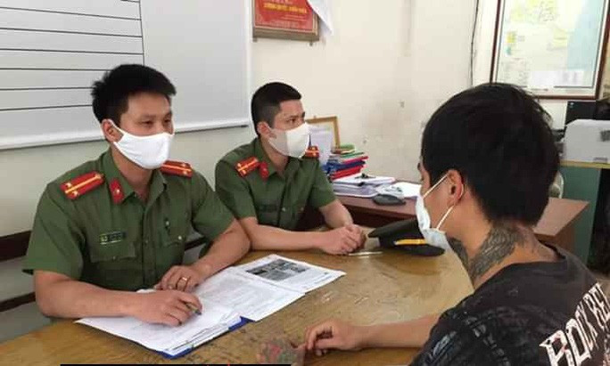 Công an huyện Thủy Nguyên làm việc với Phạm Văn Huấn Công an huyện Thủy Nguyên làm việc với Phạm Văn Huấn