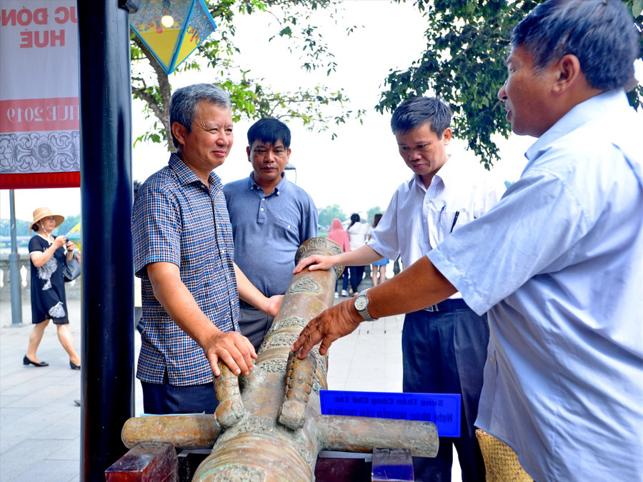 Một khẩu đại bác bằng đồng trong bộ Bảo vật Quốc gia Cửu vị thần công đặt trước cửa Ngọ Môn, Huế. Ảnh: Thái Hoàng