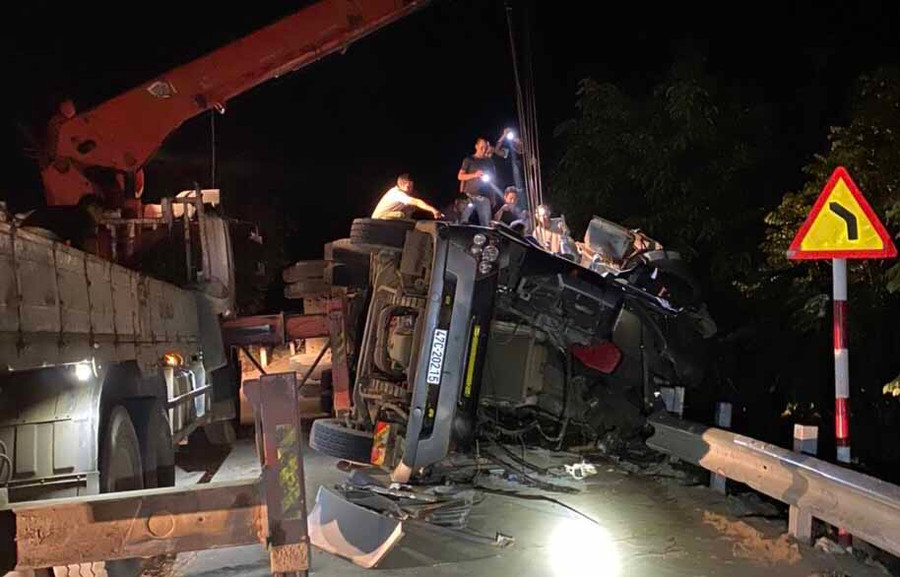 2 nạn nhân bị mắc kẹt trong cabin. Ảnh: Văn Ngọc 