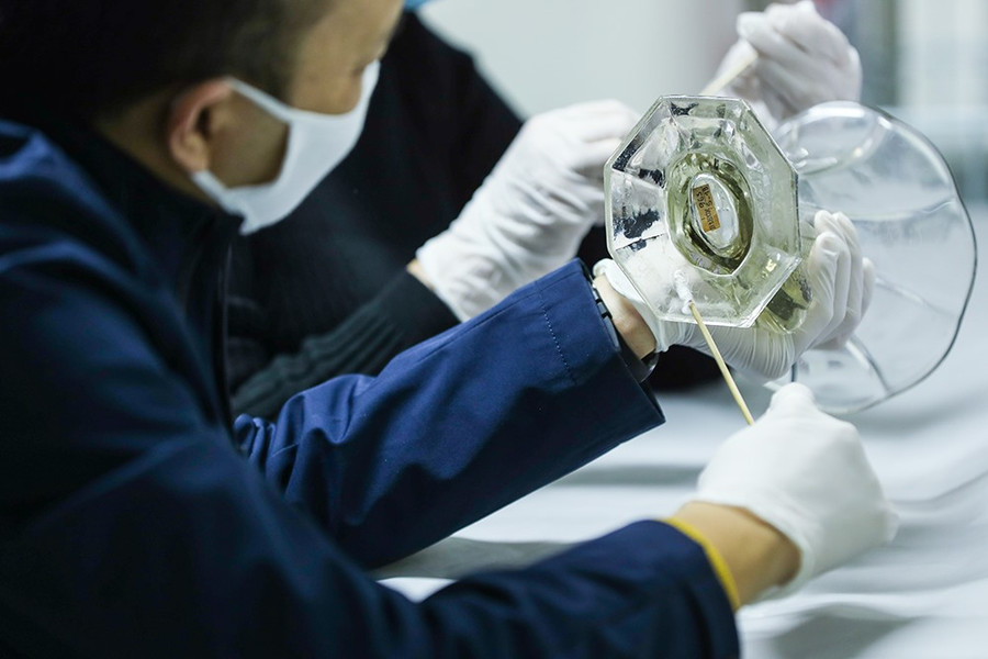  Các cán bộ lưu trữ bảo quản hiện vật tại kho lưu trữ hiện vật của Bảo tàng Hồ Chí Minh. Ảnh: SƠN TÙNG