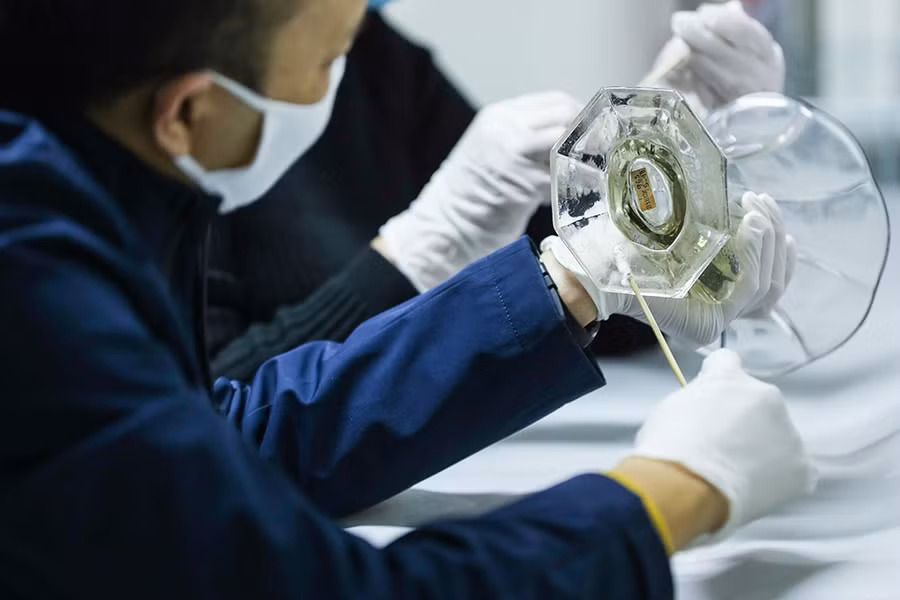  Các cán bộ lưu trữ bảo quản hiện vật tại kho lưu trữ hiện vật của Bảo tàng Hồ Chí Minh. Ảnh: SƠN TÙNG