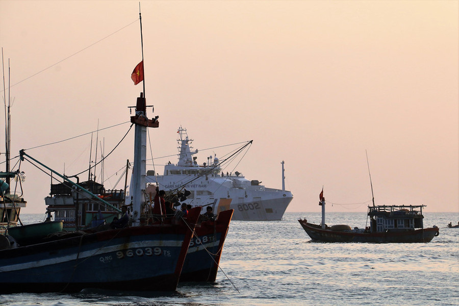 Tàu Cảnh sát biển 8002 trực bảo vệ chủ quyền và bảo vệ ngư trường tại khu vực biển Lý Sơn (Quảng Ngãi) - Ảnh: Mai Thanh Hải