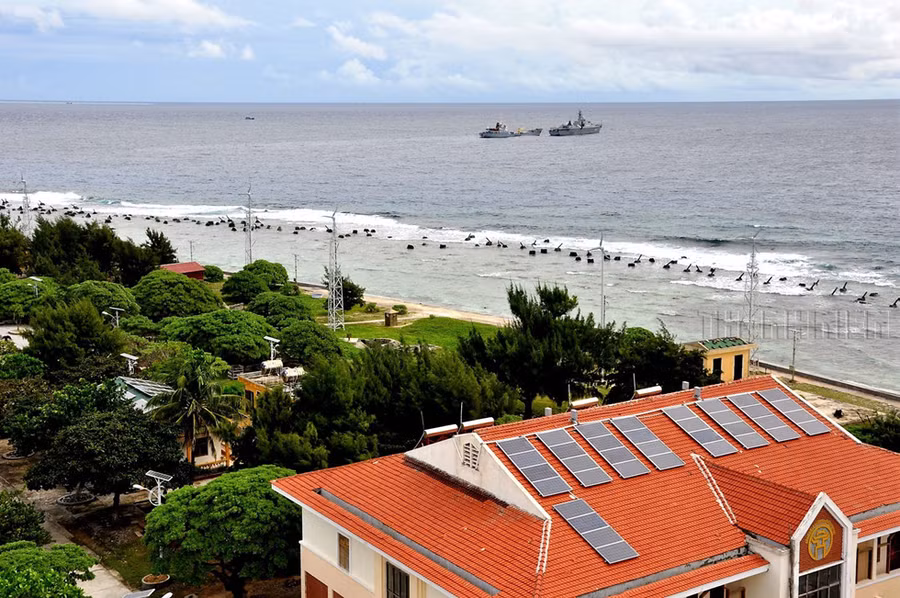 Tàu hộ vệ tên lửa và vận tải quân sự của Vùng 4 hải quân neo cạnh đảo Song Tử Tây (Trường Sa) - Ảnh: Mai Thanh Hải