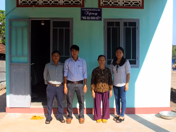 Bà Lê Thị Ấm (thứ hai từ phải qua) vui mừng khi được nhận nhà đại đoàn kết do Ủy ban MTTQ Việt Nam huyện Ia Grai trao tặng. Ảnh: P.L