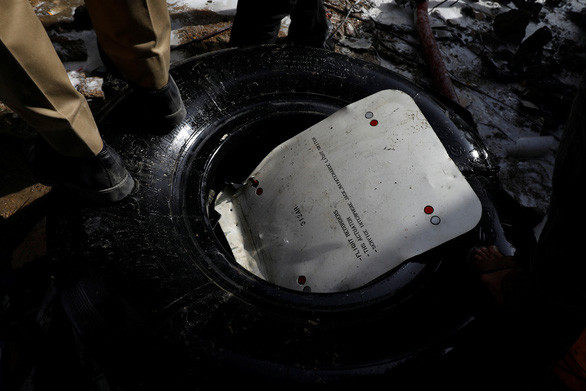 Một bộ phận vỡ ra từ chiếc máy bay bị nạn tại khu vực dân cư ở gần sân bay tại Karachi, Pakistan ngày 22-5-2020 - Ảnh: REUTERS Một bộ phận vỡ ra từ chiếc máy bay bị nạn tại khu vực dân cư ở gần sân bay tại Karachi, Pakistan ngày 22-5-2020 - Ảnh: REUTERS