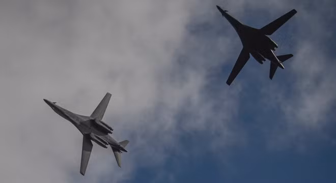  Hai oanh tạc cơ siêu thanh B-1B của Mỹ cất cánh từ đảo Guam bay đến Biển Đông, ngày 26.5.2020 - Ảnh: Không quân Mỹ