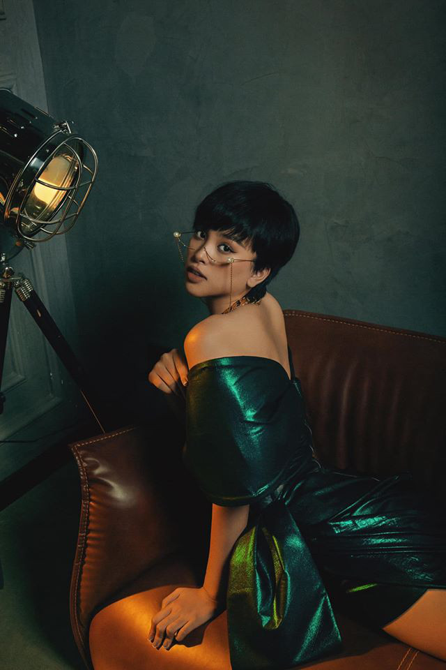 Những thiết kế ôm sát, hở vai, cắt xẻ tinh tế khoe trọn đường cong cơ thể của người đẹp sinh năm 2000 được thực hiện bởi NTK Chung Thanh Phong.