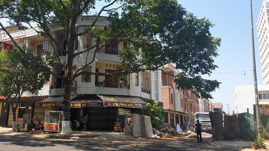 Năm 2016 và 2017, Sở KHĐT Đắk Lắk cấp giấy chứng nhận đầu tư thay đổi lần thứ 2, thứ 3 đối với dự án trung tâm thương mại của công ty Phú Xuân. 2 lần này, dự án vẫn là xây dựng và kinh doanh thương mại; khách sạn 3 sao, khối siêu thị và khối văn phòng cho thuê nhưng bị cắt hơn 3.000/12.000 mét được giao ban đầu. Tổng vốn đầu tư những lần này cũng thay đổi lên 320 tỉ đồng. Ảnh: Hữu Long