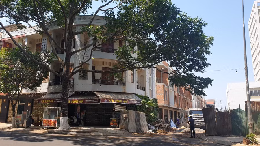 Năm 2016 và 2017, Sở KHĐT Đắk Lắk cấp giấy chứng nhận đầu tư thay đổi lần thứ 2, thứ 3 đối với dự án trung tâm thương mại của công ty Phú Xuân. 2 lần này, dự án vẫn là xây dựng và kinh doanh thương mại; khách sạn 3 sao, khối siêu thị và khối văn phòng cho thuê nhưng bị cắt hơn 3.000/12.000 mét được giao ban đầu. Tổng vốn đầu tư những lần này cũng thay đổi lên 320 tỉ đồng. Ảnh: Hữu Long Năm 2016 và 2017, Sở KHĐT Đắk Lắk cấp giấy chứng nhận đầu tư thay đổi lần thứ 2, thứ 3 đối với dự án trung tâm thương mại của công ty Phú Xuân. 2 lần này, dự án vẫn là xây dựng và kinh doanh thương mại; khách sạn 3 sao, khối siêu thị và khối văn phòng cho thuê nhưng bị cắt hơn 3.000/12.000 mét được giao ban đầu. Tổng vốn đầu tư những lần này cũng thay đổi lên 320 tỉ đồng. Ảnh: Hữu Long