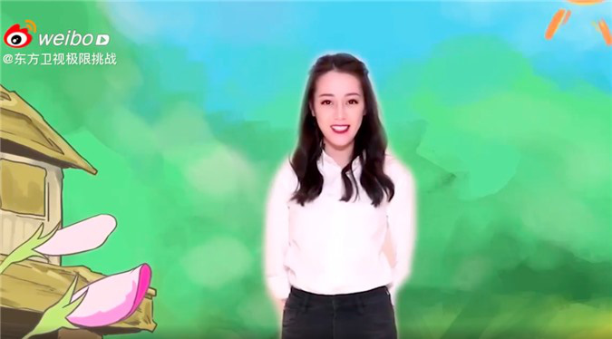 Địch Lệ Nhiệt Ba tươi trẻ trong clip quảng bá chương trình mới. Địch Lệ Nhiệt Ba tươi trẻ trong clip quảng bá chương trình mới.