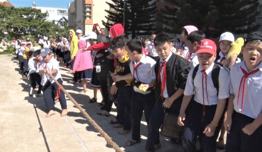 Các em thiếu nhi thi kéo co. Ảnh: Hà Đức Thành  Các em thiếu nhi thi kéo co. Ảnh: Hà Đức Thành