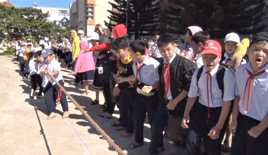  Các em thiếu nhi thi kéo co. Ảnh: Hà Đức Thành