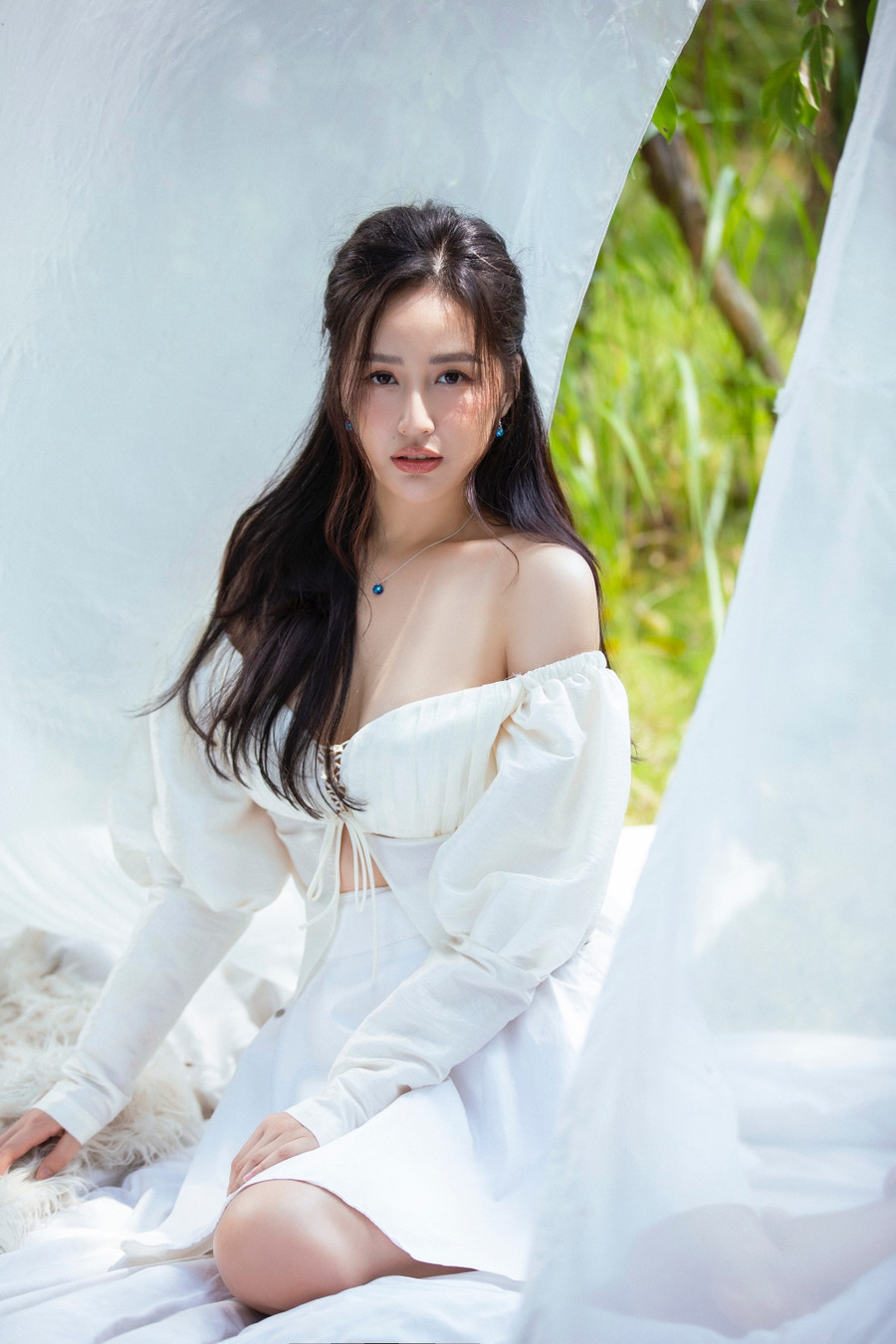 Mới đây, Hoa hậu Mai Phương Thúy thu hút sự quan tâm của cộng đồng khi đăng tải loạt ảnh mới mang phong cách trẻ trung và không kém phần gợi cảm.