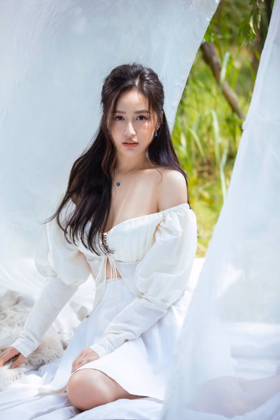 Mới đây, Hoa hậu Mai Phương Thúy thu hút sự quan tâm của cộng đồng khi đăng tải loạt ảnh mới mang phong cách trẻ trung và không kém phần gợi cảm.