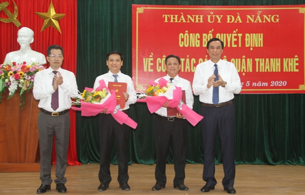 Lãnh đạo thành phố Đà Nẵng trao quyết định cho các cán bộ.