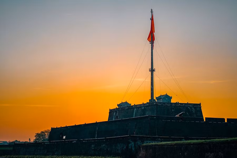 Nằm ở vị trí trung tâm thành phố, Kỳ đài hay cột cờ kinh thành Huế được xem là biểu tượng cố đô. Tại đây, vào mỗi sớm mờ sương, bạn có thể 