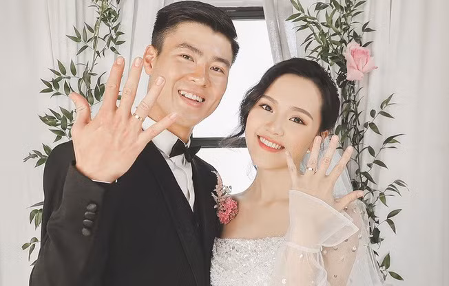 Nhan sắc vợ cầu thủ Duy Mạnh đang mang bầu vẫn xinh đẹp 