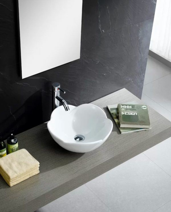 Bồn rửa bằng gốm, tạo hình bông hoa sang trọng.