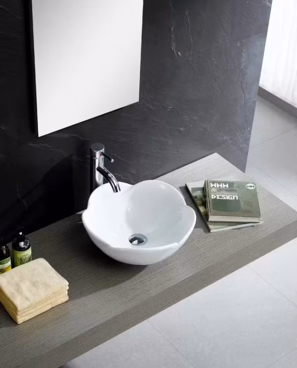 Bồn rửa bằng gốm, tạo hình bông hoa sang trọng.