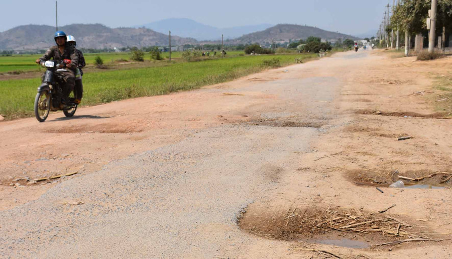  Rất nhiều ổ voi, ổ gà xuất hiện trên tuyến đường này. Ảnh: Hà Phương