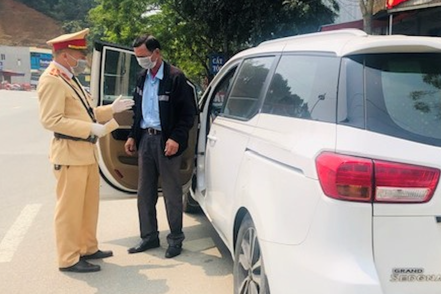 Kiểm tra phương tiện. Ảnh Cục CSGT