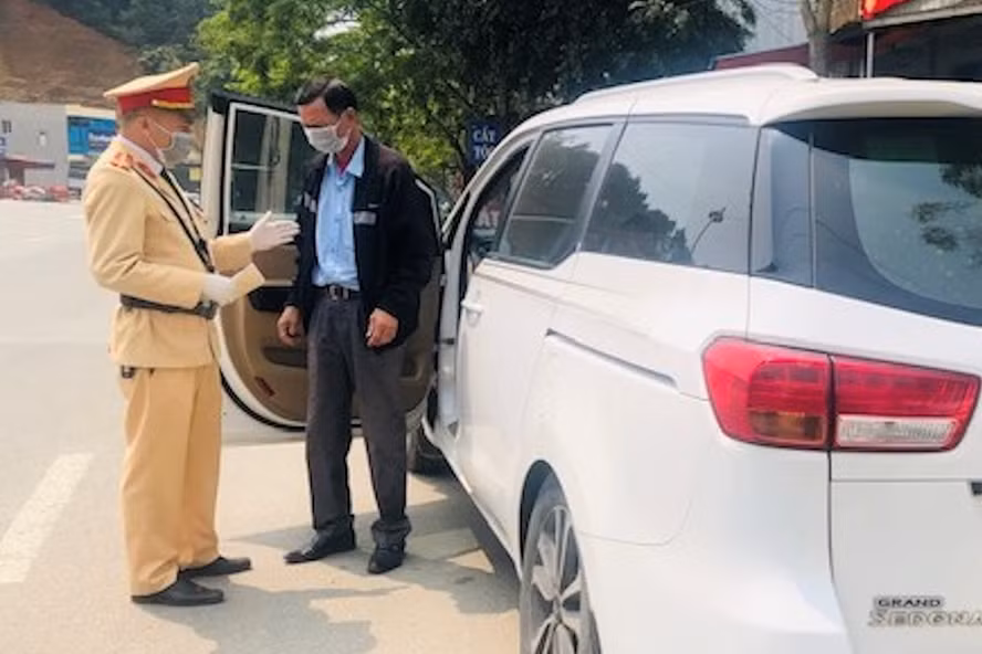 Kiểm tra phương tiện. Ảnh Cục CSGT